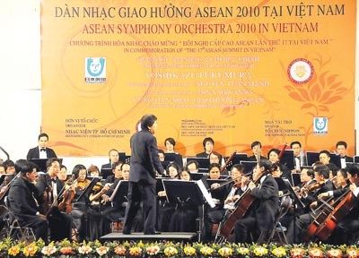 Under the baton of Japanese conductor Yoshikazu Fukumura, who has been the director of music and conductor of the HCM City Conservatory of Music Symphony Orchestra. (Photo:SGGP) Under the baton of Japanese conductor Yoshikazu Fukumura, who has been the director of music and conductor of the HCM City Conservatory of Music Symphony Orchestra. (Photo:SGGP)
